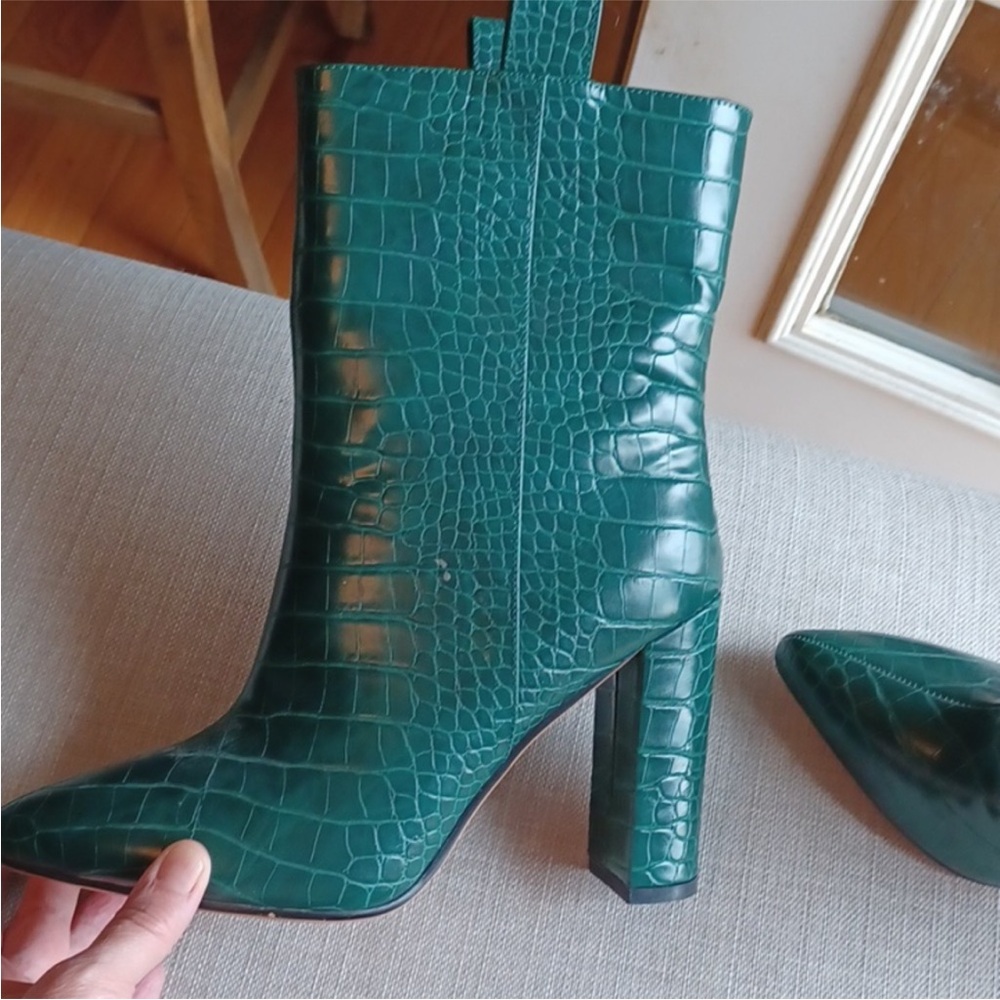 NWOT Wet Kiss crocodile print boot